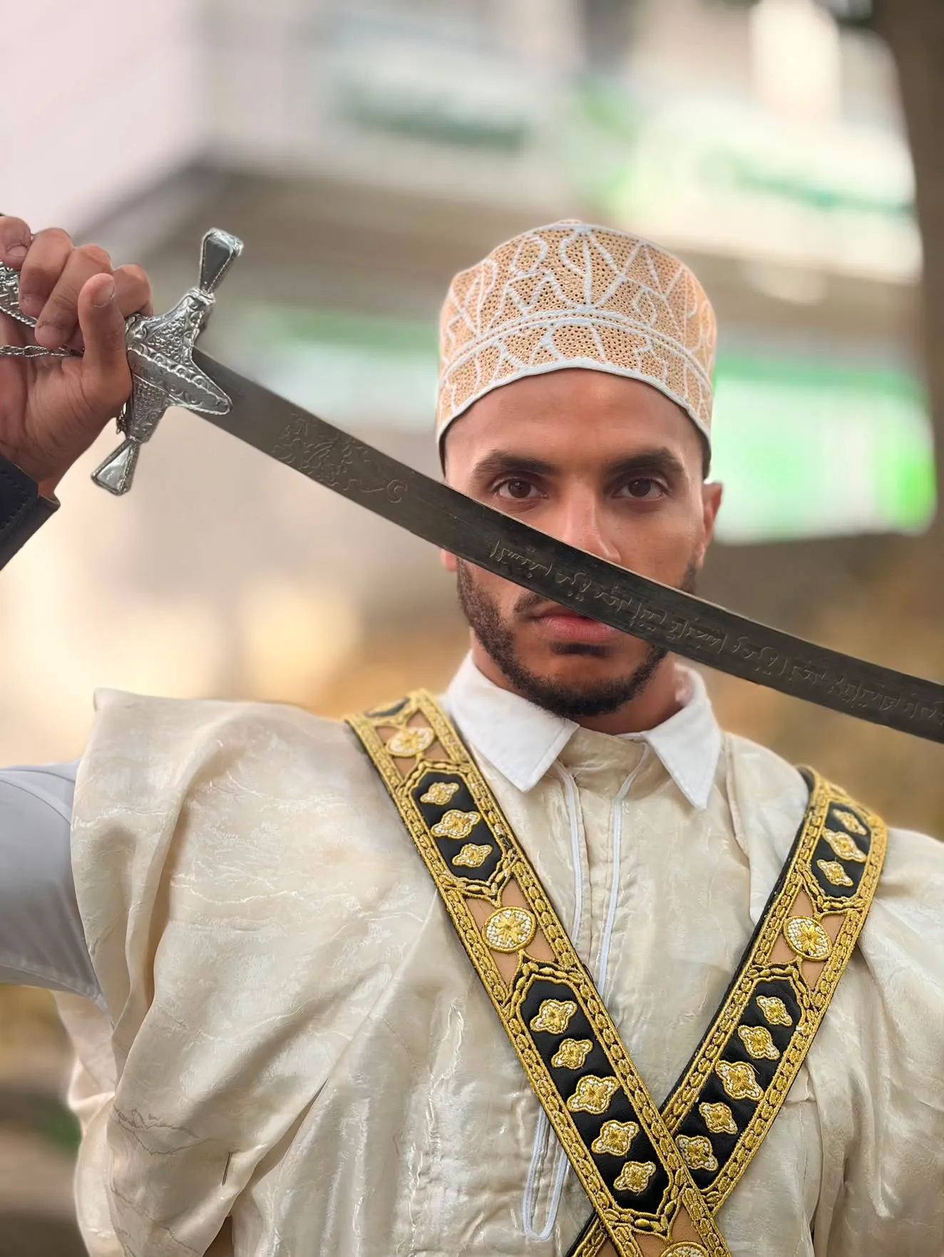 Tenue yéménite : thobe blanche, baldric brodé d'or et Janbiya, calotte assortie