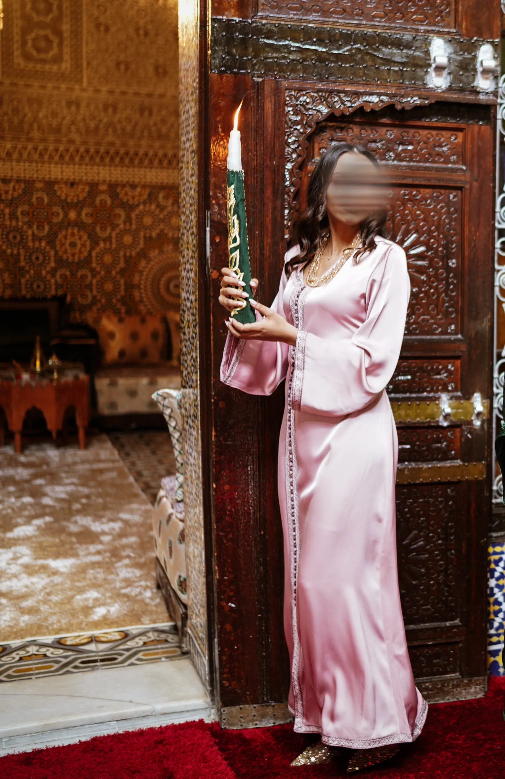 Caftan en satin de soie rose poudré, galon central argenté, à la lueur d'une bougie